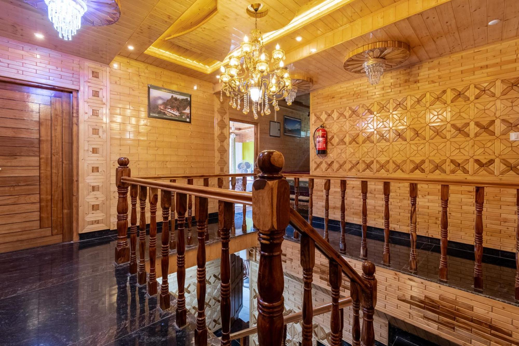 Wood Crista Kufri Near An Apple Orchard Hotel Bagian luar foto